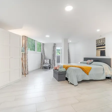 A Terrace With Sea View, 2 Bedrooms In Appartement *
